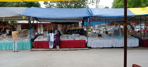 प्रयागराज के सिविल लाइंस में लगी राखी की दुकानों का छाया चित्र
