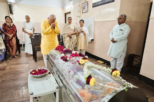 सरसंघचालक डॉ. मोहन भागवत स्वर्गीय प्रमिला ताई के पार्थिव को श्रद्धांजली देते हुए