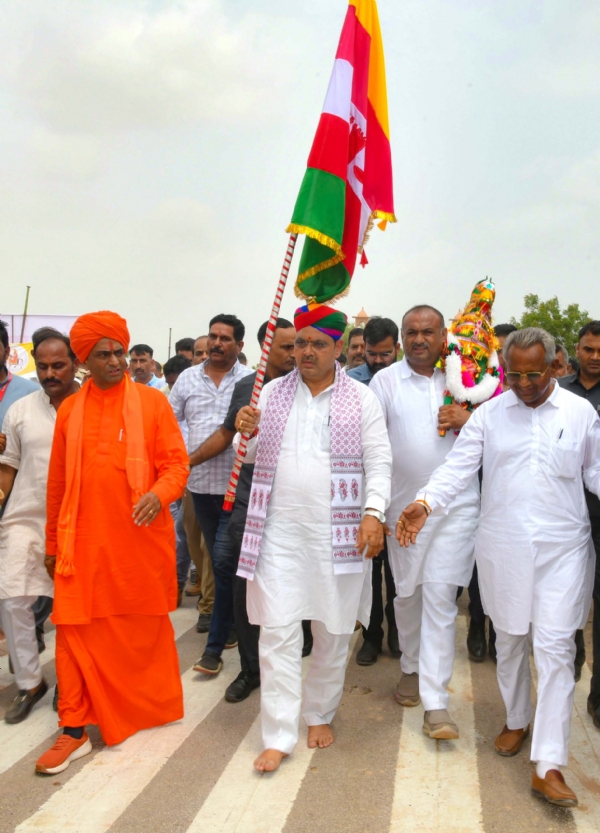 बाबा रामदेव पैनोरमा से बाबा रामदेव मंदिर तक पदयात्रा करते हुए मुख्यमंत्री भजनलाल शर्मा।