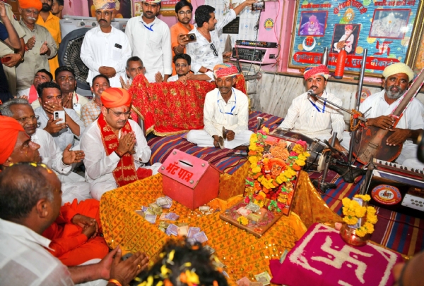 बाबा रामदेव मंदिर में पूजा अर्चना करते हुए सीएम भजनलाल शर्मा।