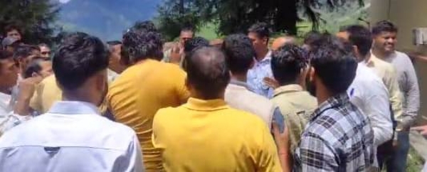 पोखरी में मतगणना स्थल पर ही इस तरह मचा बवाल।