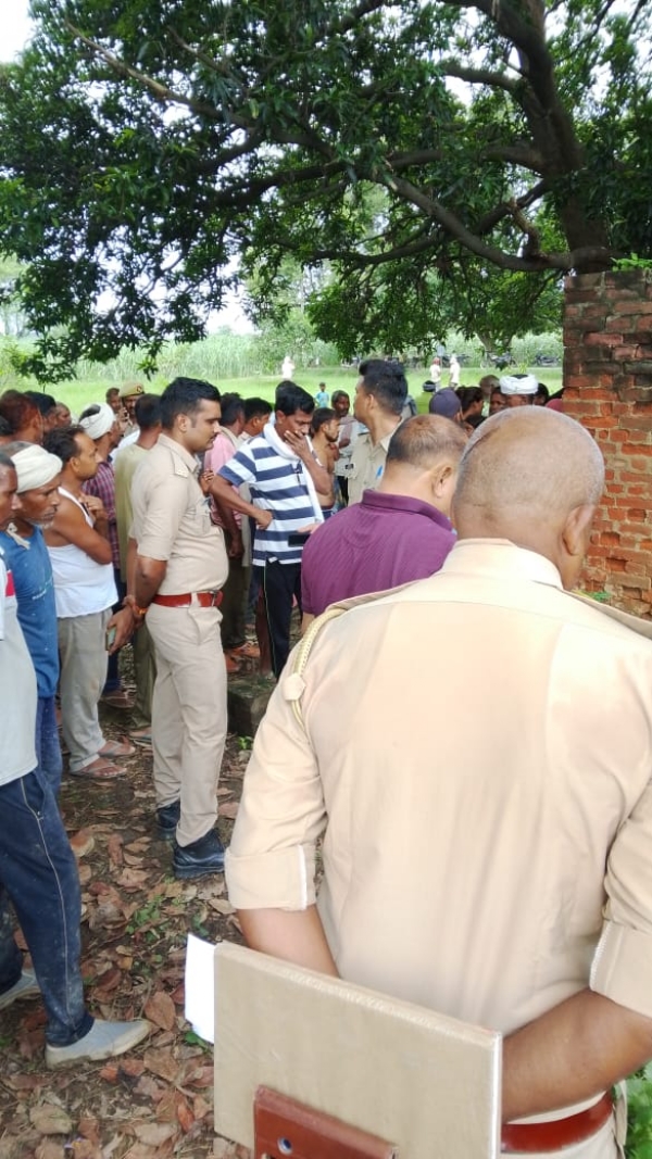 रेस्क्यू ऑपरेशन करती पुलिस व दमकल टीम