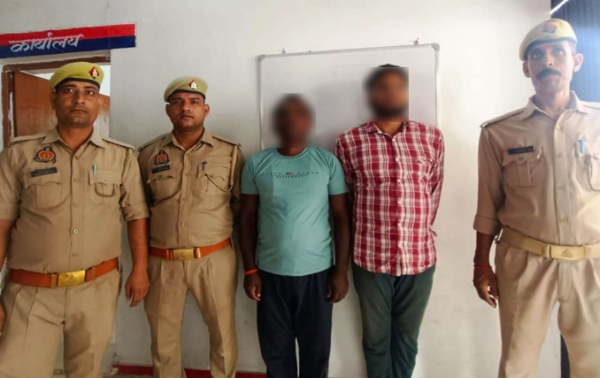 उप्र के प्रयागराज जिले करछना थाना क्षेत्र में आत्महत्या प्रकरण में गिरफ्तार दो युवकों का छाया चित्र