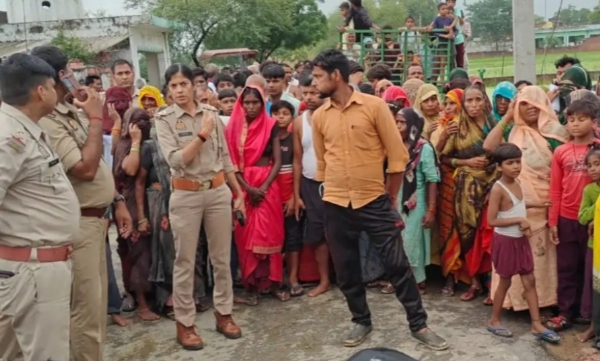 मौके पर मौजूद भीड़