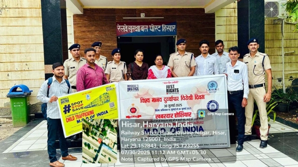 रेलवे स्टेशन पर आयोजित कार्यक्रम में विभिन्न संगठनों के पदाधिकारी।