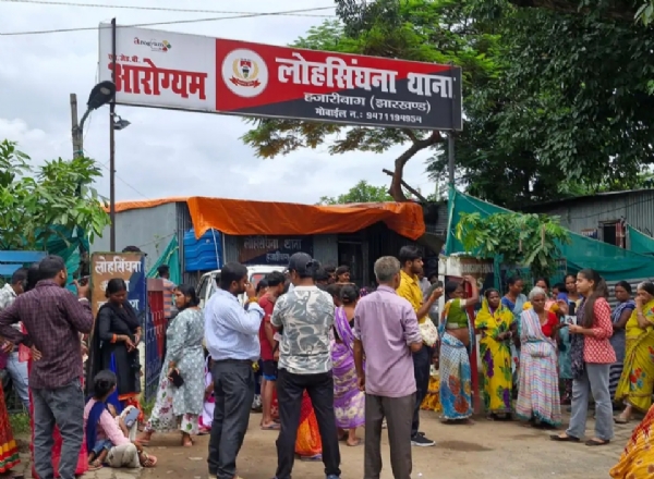 थाने के बाहर लोग