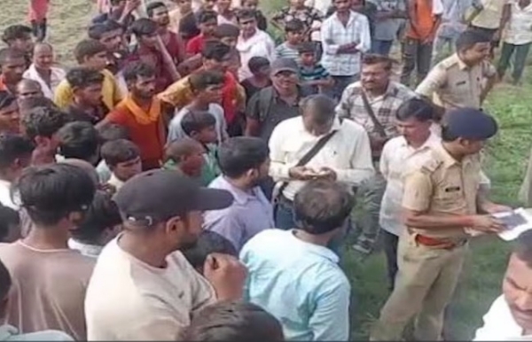 पटना के जानीपुर में जलकर दो बच्चों की मौत के बाद उग्र भीड़ और पुलिस की फोटो