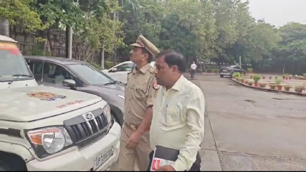 निजी सचिव को ले जाते इंस्पेक्टर