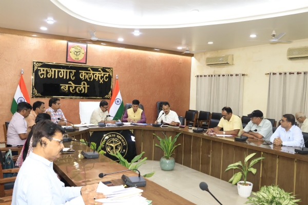 कलेक्ट्रेट सभागार में राइफल क्लब के संचालन को लेकर बैठक करते जिलाधिकारी अविनाश सिंह, महापौर डॉ. उमेश गौतम और अन्य पदाधिकारी।