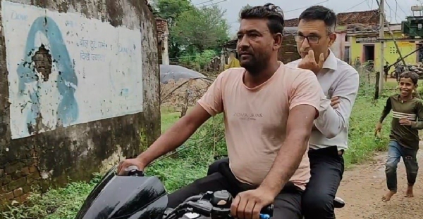 दमोह-पैदल तो कभी मोटर साईकिल पर सवार होकर निकले कलेक्टर कोचर