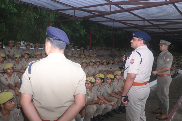 आरटीसी में सैनिक सम्मेलन के दौरान महिला आरक्षियों की समस्याएं सुनते एसएसपी अनुराग आर्य, साथ में मौजूद पुलिस अधिकारी।
