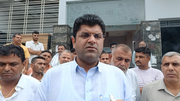 पत्रकारों से बातचीत करते हुए पूर्व डिप्टी सीएम दुष्यंत चौटाला।