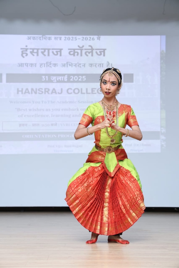 हंसराज कॉलेज में गुरुवार को ओरिएंटेशन कार्यक्रम के दौरान नृत्य प्रस्तुत करती छात्रा