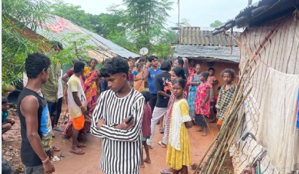 मृतिका के घर के बाहर जमा भीड़