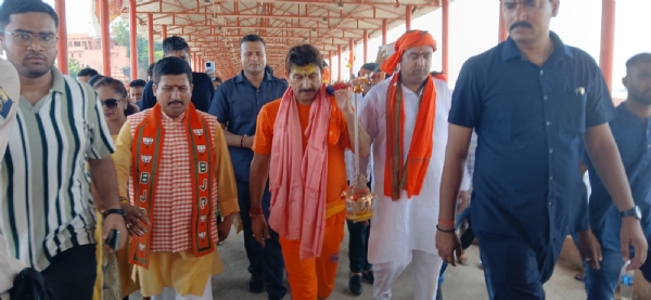 बाबाधाम जाते सांसद मनोज तिवारी