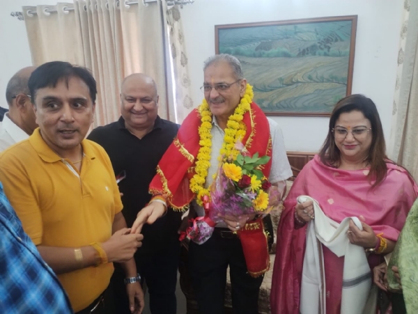 तिब्बती मुद्दों और सांस्कृतिक सहयोग पर उपराजयपाल से की चर्चा