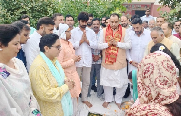 सोनीपत: भाजपा प्रदेश अध्यक्ष मोहन लाल बड़ौली पक्षियों के लिए बर्ड टॉवर का भूमि पूजन करते हुए