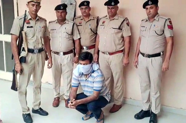 पुलिस की गिरफ्त में आरोपित रजत कल्सन।