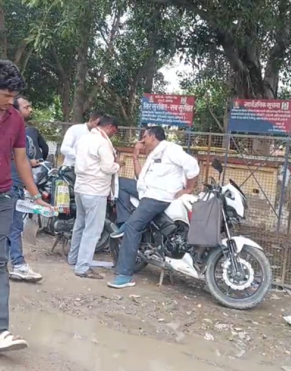 एआरटीओ कार्यालय के बाहर दलाल