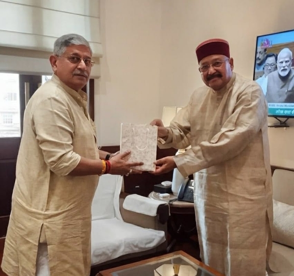 उत्तराखंड के पंचायतीराज मंत्री सतपाल महाराज  केन्द्रीय पंचायतीराज मंत्री राजीव रंजन सिंह से भेंट करते।