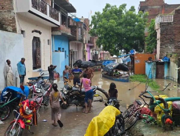 यमुना और बेतवा नदी उफनाने से हमीरपुर शहर में घुसा बाढ़ का पानी