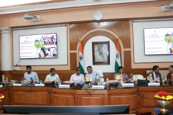 सचिवालय में डिब्रीफिंग सत्र के दौरान मुख्य सचिव बिहार अमृत लाल मीणा
