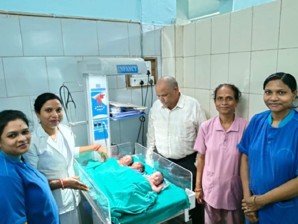 सामान्य प्रसव के माध्यम से तीन बच्चों (ट्रिपलेट्स) का जन्म