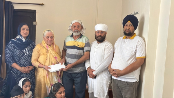 समाज सेवी मदन लाल शर्मा पूर्व पार्षद कृष्णा के परिवार को राहत राशि प्रदान करते हुए।