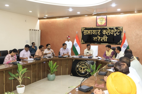 कलेक्ट्रेट सभागार में राइफल क्लब के संचालन को लेकर बैठक करते जिलाधिकारी अविनाश सिंह, महापौर डॉ. उमेश गौतम और अन्य पदाधिकारी।