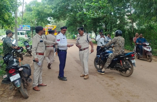 कलेक्ट्रेट कार्यालय रोड पर ट्रैफिक पुलिस हेलमेट जांच अभियान चलाकर कार्रवाई करती हुई।