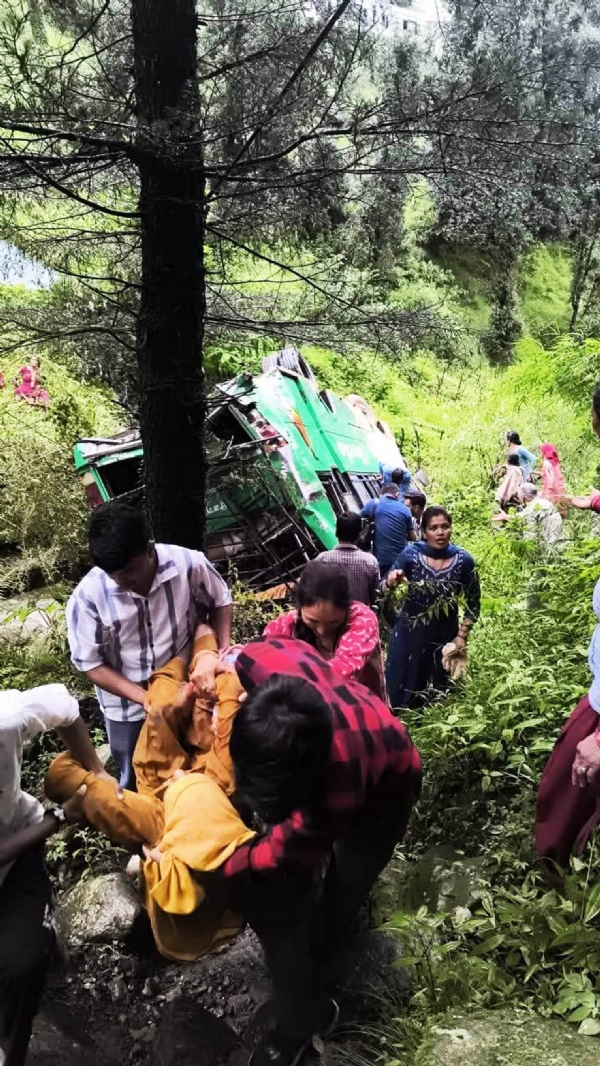 घायलों को सड़क तक लाते हुए लोग