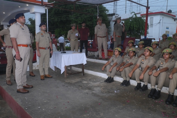 आरटीसी में सैनिक सम्मेलन के दौरान महिला आरक्षियों की समस्याएं सुनते एसएसपी अनुराग आर्य, साथ में मौजूद पुलिस अधिकारी।
