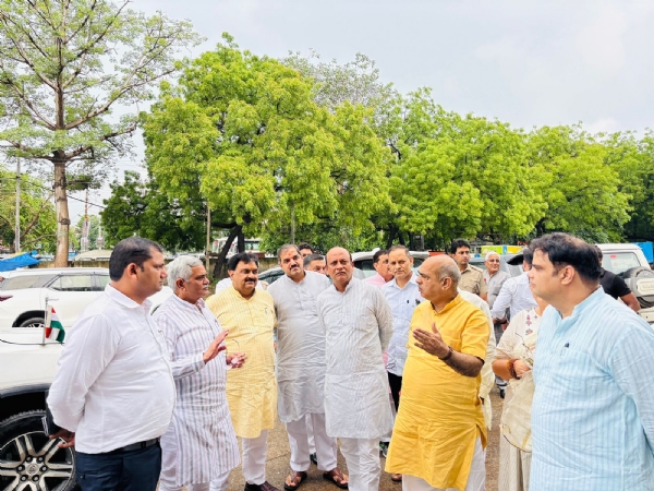 हरियाणा विस के उपाध्यक्ष डा. कृष्ण लाल मिड्ढा फरीदाबाद दौरे के दौरान स्थानीय नेताओं के साथ