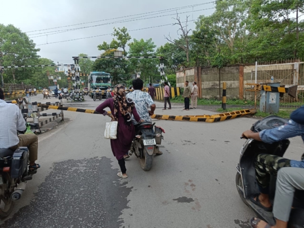 कोरबा : टीपी नगर में रेलवे क्रॉसिंग का फाटक टूटा, जाम में फंसे लोग