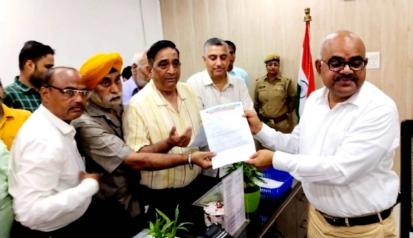 कानपुर में टेंट व्यापारी एसोसिएशन ने टेंट व्यवसाईयों की समस्याओं से संबंधित ज्ञापन प्रधानमंत्री मुख्यमंत्री एवं वित्त मंत्री को संबोधित 8 सूत्री मांगों को लेकर जिला अधिकारी को दिया  ज्ञापन को छायाचित्र