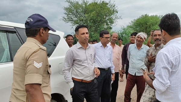 दमोह-पैदल तो कभी मोटर साईकिल पर सवार होकर निकले कलेक्टर कोचर