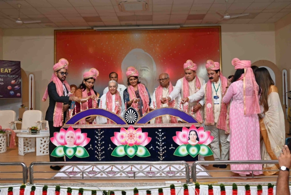 दीप प्रज्जवलित कर किया रिट्रीट का शुभारंभ।