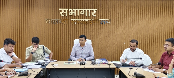कार्य की समीक्षा करते डीएम
