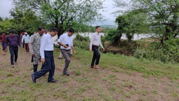 दमोह-पैदल तो कभी मोटर साईकिल पर सवार होकर निकले कलेक्टर कोचर