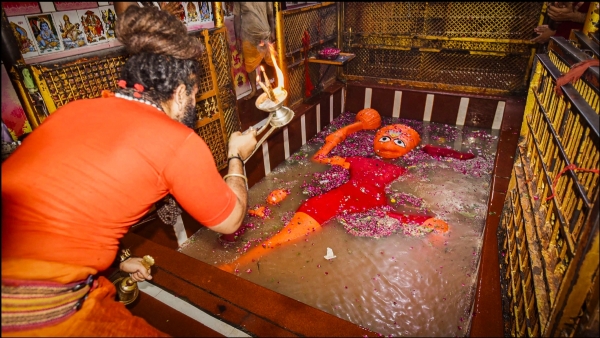 प्रयागराज के बंधवा स्थित हनुमान जी की आरती करते हुए निरंजनी अखाड़ा के महामंडलेश्वर बलबीर गिरी का छाया चित्र