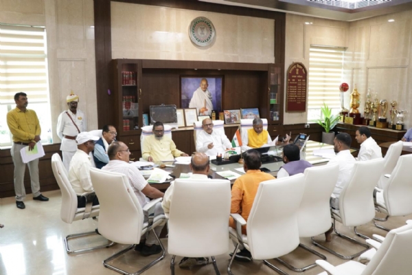 विधानसभा अध्यक्ष बैठक करते हुए