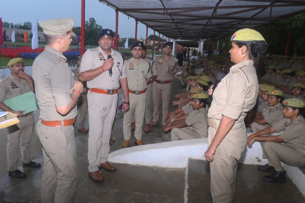 आरटीसी में सैनिक सम्मेलन के दौरान महिला आरक्षियों की समस्याएं सुनते एसएसपी अनुराग आर्य, साथ में मौजूद पुलिस अधिकारी।
