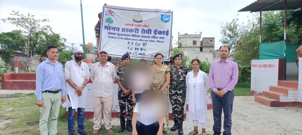 मुक्त नाबालिग लड़की व गिरफ्तार मानव तस्कर के साथ टीम