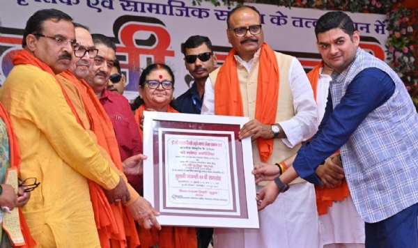 कानपुर में उपमुख्यमंत्री ब्रजेश पाठक को डॉ बद्री नारायण तिवारी स्मृति मानस संगम सम्मान 2025 देते विजय नारायण तिवारी, महापौर प्रमिला पांडेय, प्रकाश पाल व अनुभव तिवारी का छायाचित्र