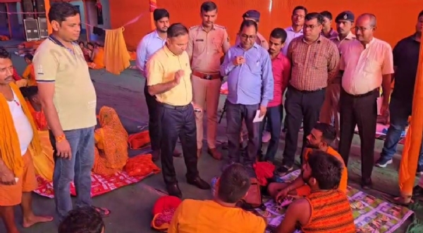 जायजा लेते जिलाधिकारी