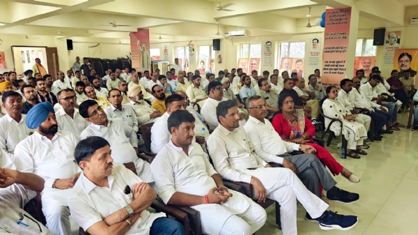 फतेहाबाद। बीजेपी जिला कार्यालय में आयोजित सम्मेलन को संबोधित करते राष्ट्रीय व्यापारी कल्याण बोर्ड के चेयरमैन सुनील सिंघी व उपस्थित कार्यकर्ता।