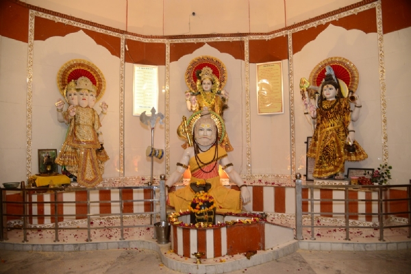 पुरामहादेव मंदिर बागपत में स्थापित शिव परिवार