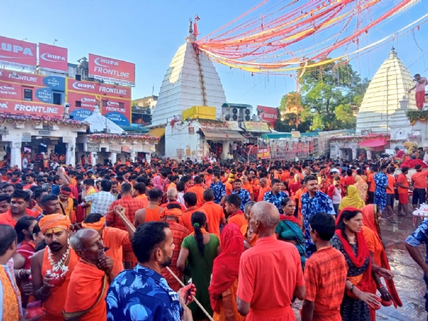 देवघर के बाबा बैद्यनाथ धाम में श्रद्धालुओं की भीड़