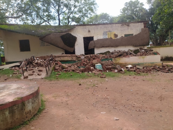 गिरी हुई स्कूल भवन की छत