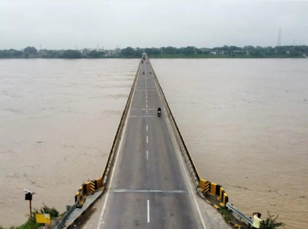 उफान पर आई यमुना और बेतवा नदिया, खाली होने लगे दर्जनों गांव